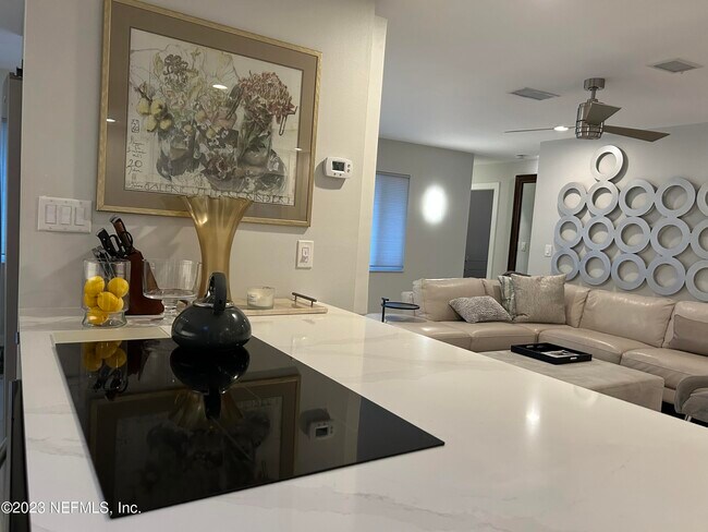 Building Photo - 937 Espinado Ave