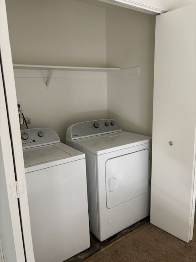 Building Photo - Beautiful 4 Bedroom, 3 Bathroom House Available Now!