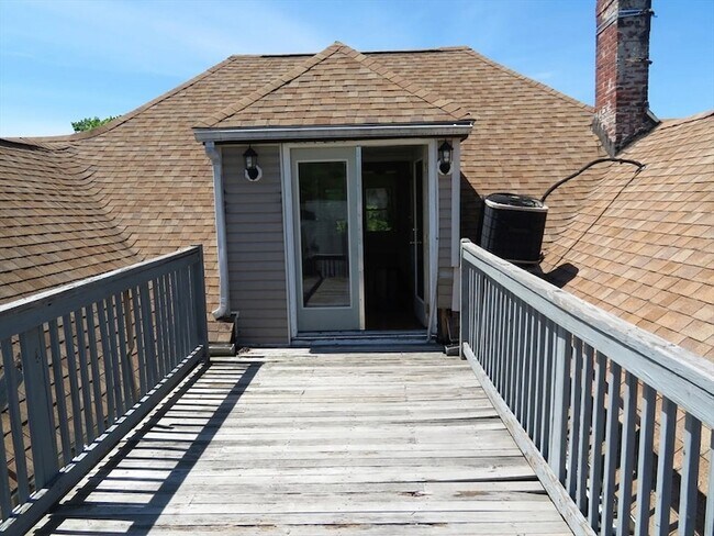 Building Photo - 1072 River St