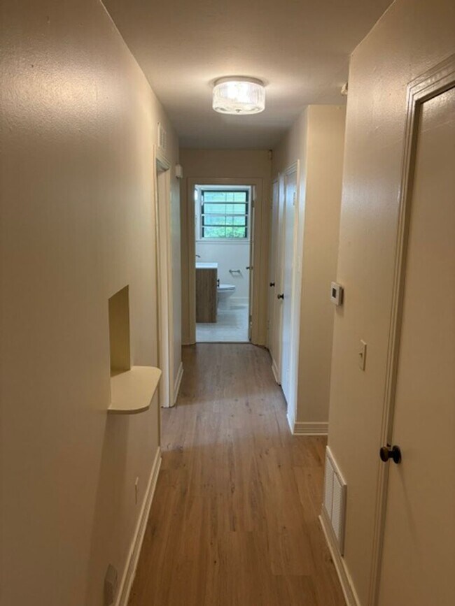 Building Photo - Gorgeous 3 Bedroom Remodeled Home