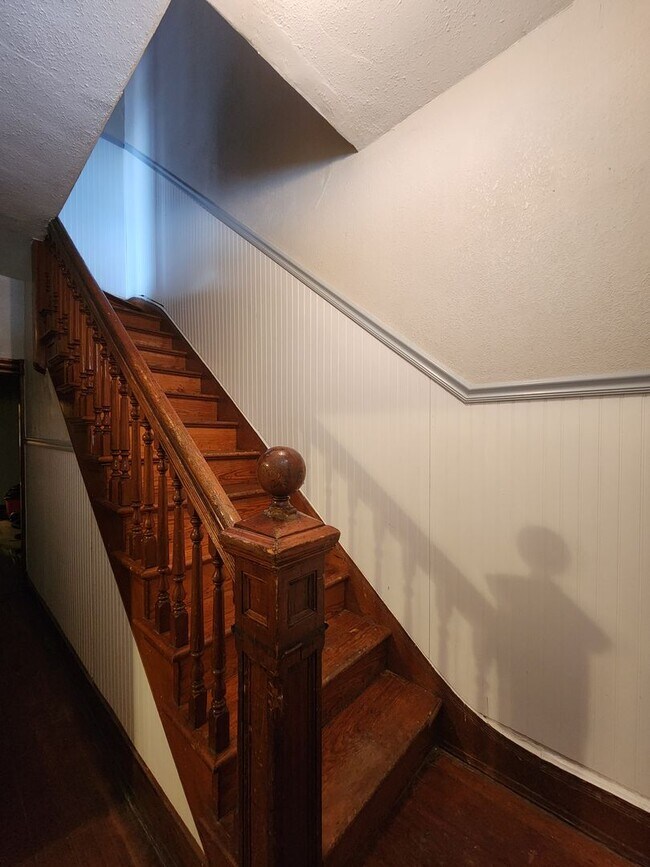 Building Photo - Three Bedroom in Alton