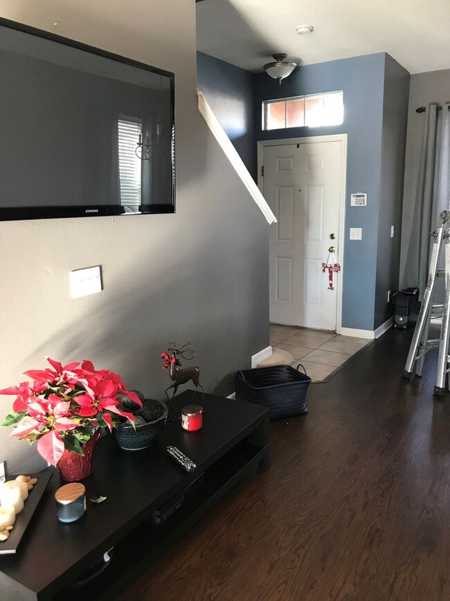 Building Photo - 2 Bedroom 2.5 Bathrooms Luxury Townhome in...
