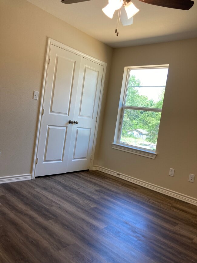 Building Photo - 1004 S Porter Ave