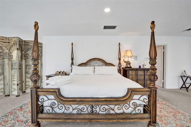 Building Photo - 2889 NE 35th St