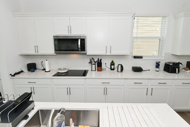 Building Photo - "Spacious 5-Bedroom Retreat with Luxurious Quartz Countertops & Fireplace on Deerberg Drive!"