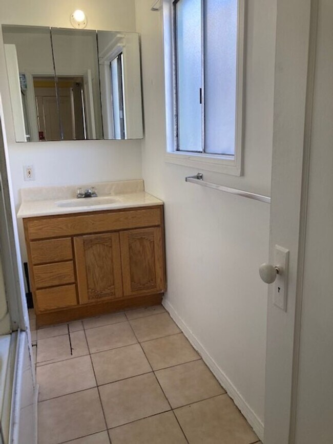 Building Photo - *****BEAUTIFUL STUDIO UNIT IN DOWNTOWN LB***