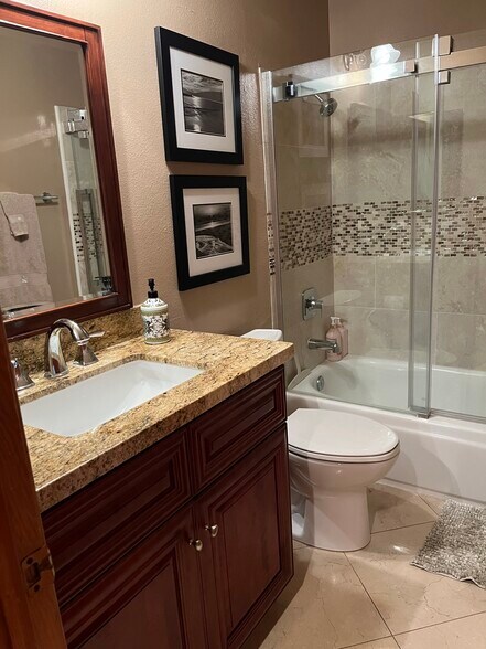 Building Photo - 8870 Villa La Jolla Dr
