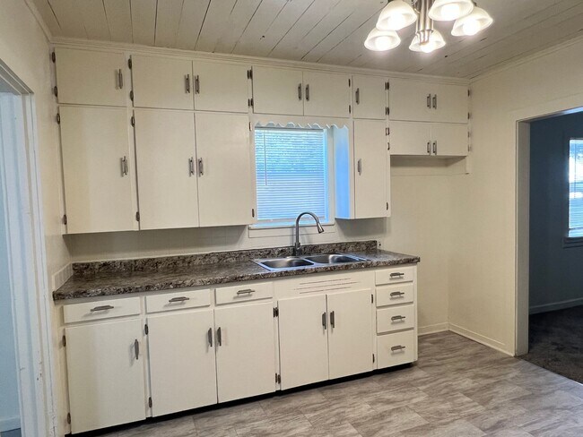 Building Photo - 1321 Tamarack St