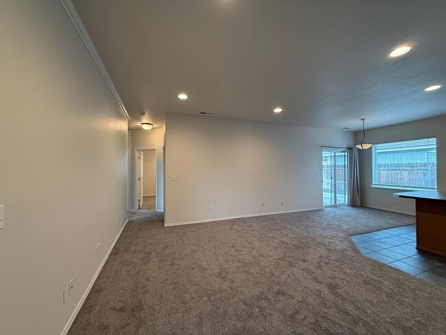 Building Photo - 3 bed, 2 bath Single Level Home