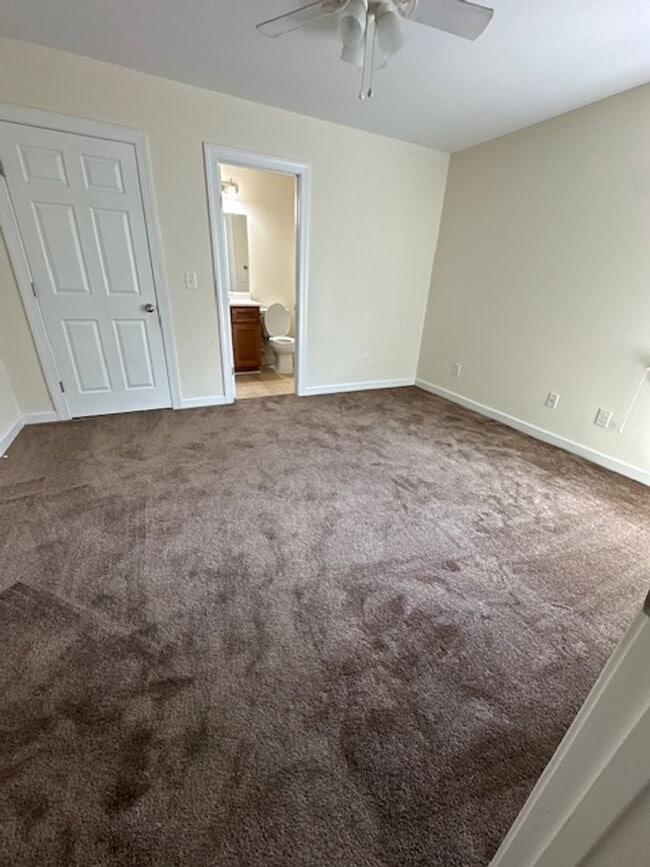 Building Photo - 1548 Surrey Ct