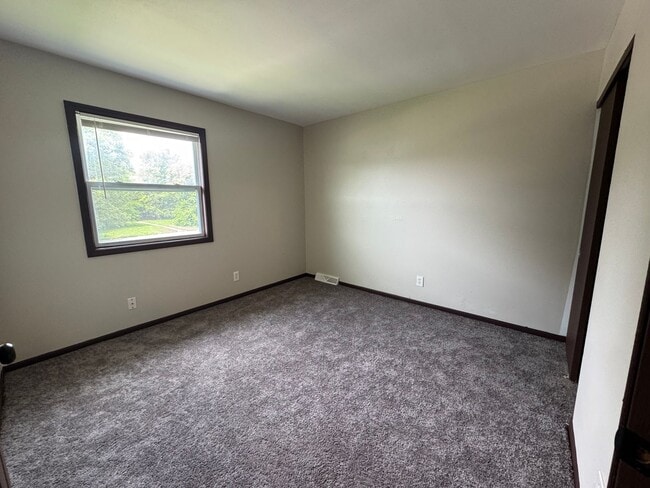 Building Photo - Your new Townhouse Awaits! 3 Bed / 1.5 Bat...