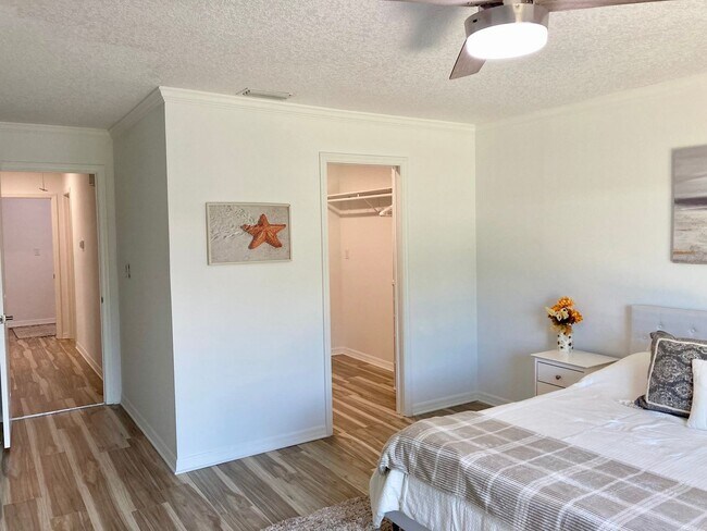 Building Photo - Completely remodeled waterfront condo!