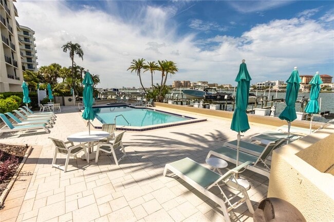 Building Photo - 690 Island Way