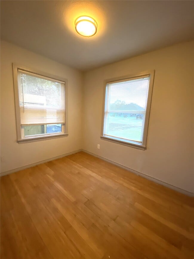 Building Photo - 315 S 3rd St