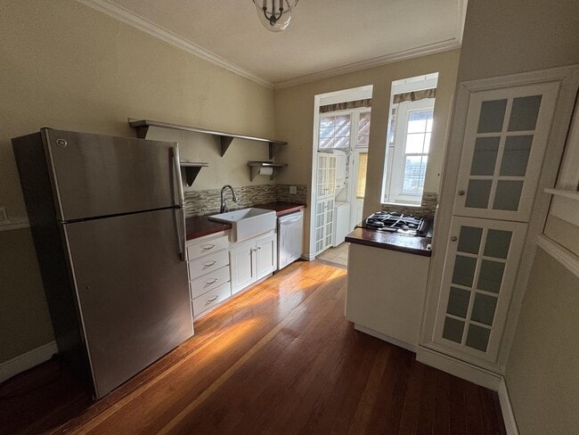 Building Photo - 279 1/2 Clinton Park