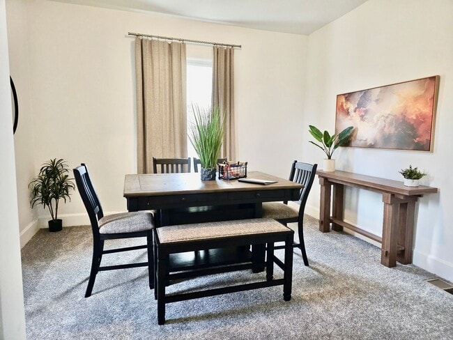 Building Photo - Cute and cozy Greensburg home!