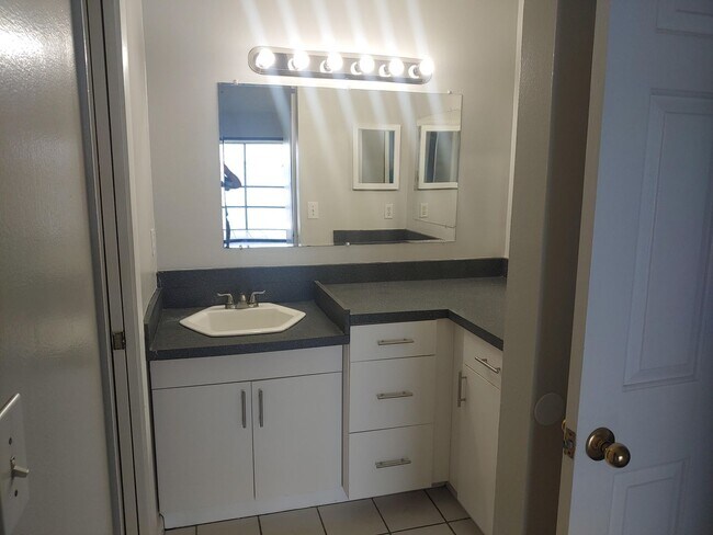 Building Photo - 2/2 condo for rent on Lake Fairview!