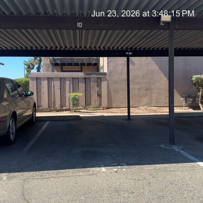Building Photo - Upstairs unit with Balcony!! Move in Ready!