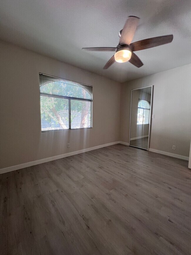 Building Photo - The Enclaves 3 bed 2 bath Upgraded Condo!