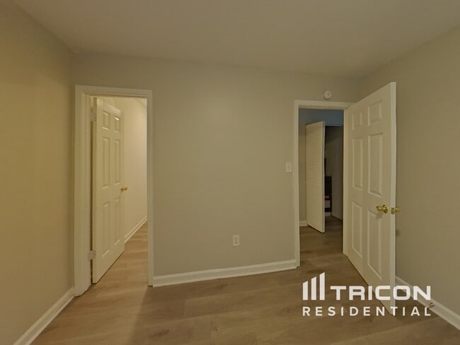 Building Photo - 2943 Pebblebrook Dr