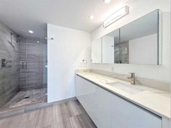 Building Photo - 1300 Brickell Bay Dr