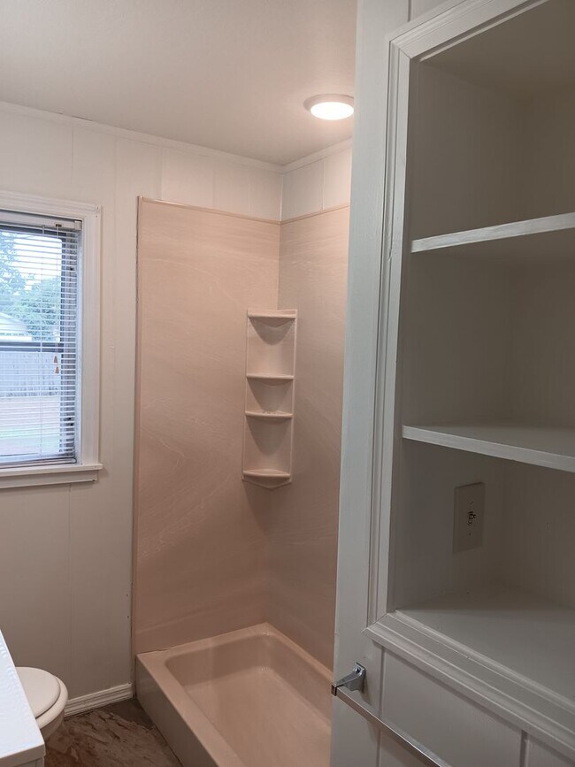 Building Photo - Annual 2 Bedroom + Den / 2 Bath Home – Sar...