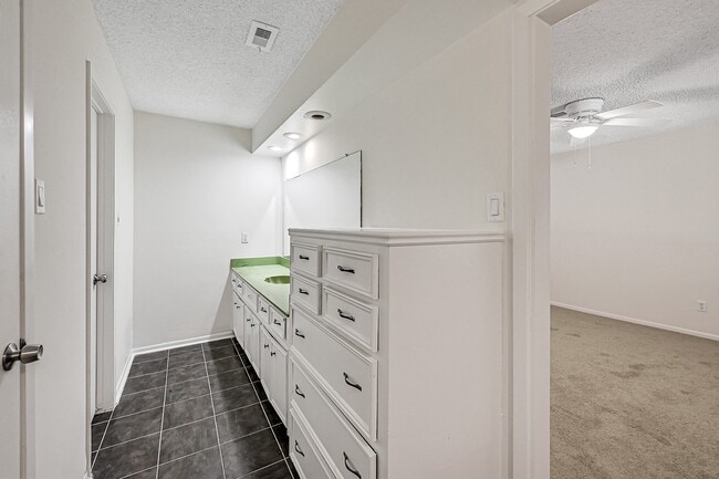 Building Photo - 2326 Turtle Creek Dr