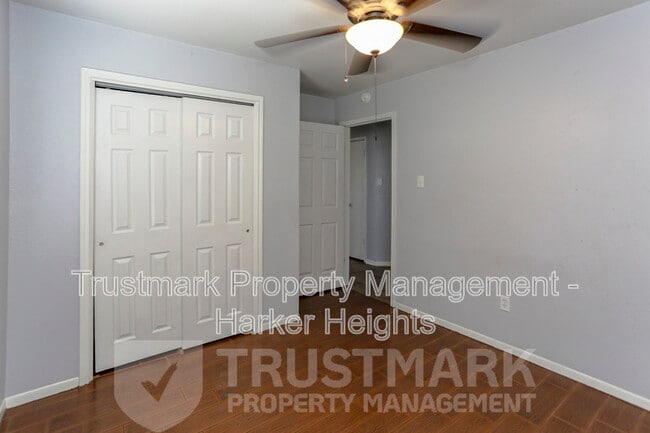 Building Photo - 320 Armadillo Ln
