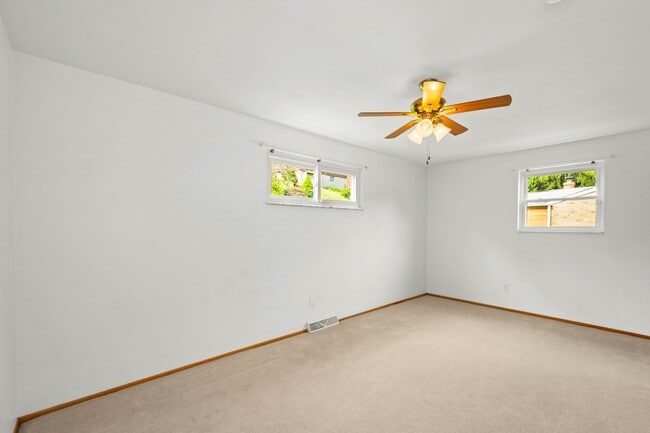 Building Photo - AVAILABLE OCT 1ST!! GORGEOUS 2 BEDROOM IN ...