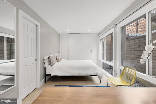 Building Photo - Logan Circle Beautifully Renovated Studio Apartment