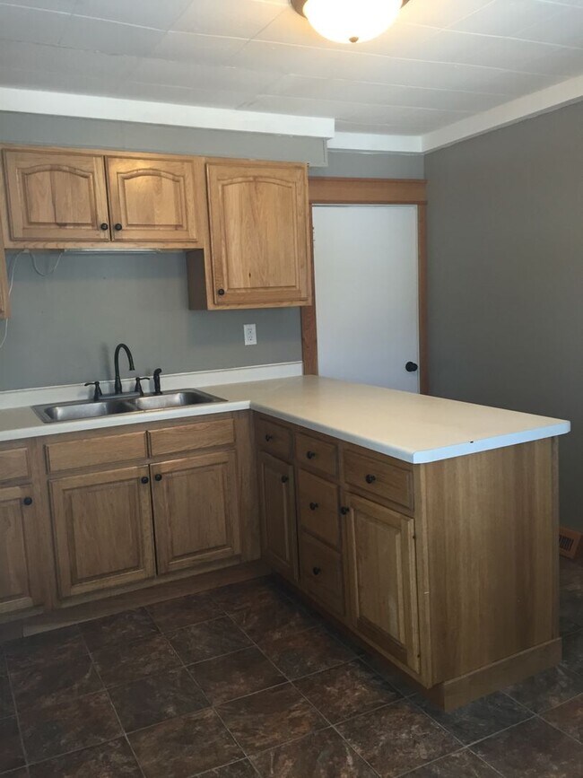 Building Photo - 920.5 E. 5th Street- Charming Cottage