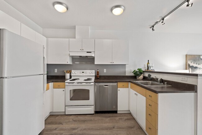 Building Photo - Top-Floor Studio with Stunning Views in Capitol Hill