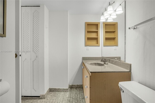 Building Photo - 20500 W Country Club Dr