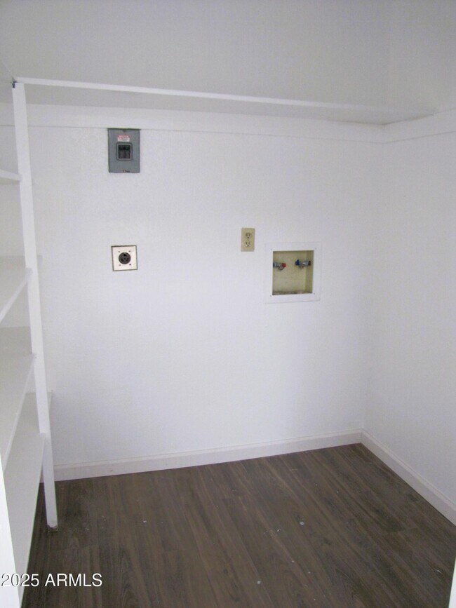 Building Photo - 947 S Cardinal Ave