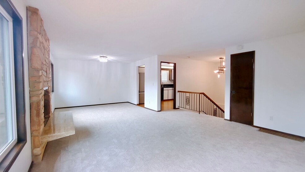 Building Photo - 4470 Lakeview Blvd