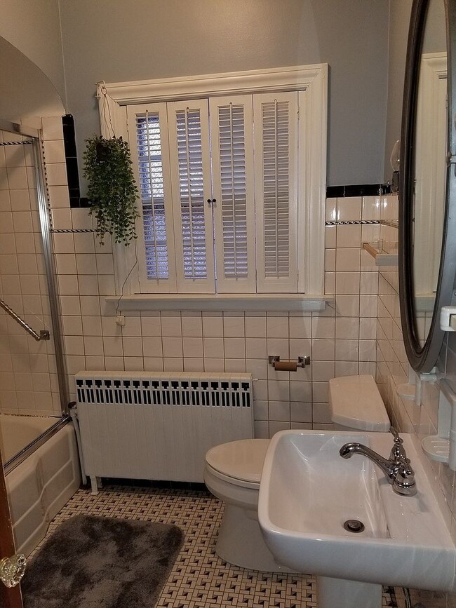 Building Photo - 6826 N Knox Ave