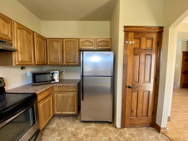 Building Photo - Spacious 4 bed 3.5 Bath in Maple Hill!