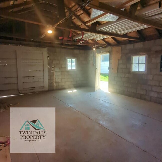 Building Photo - 314 6th Ave