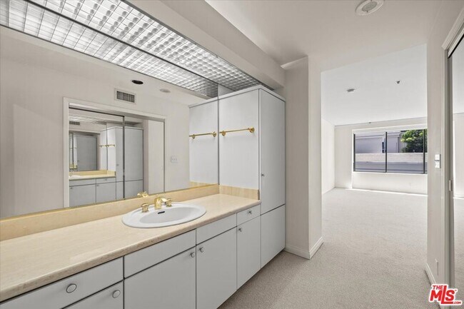 Building Photo - 10724 Wilshire Blvd