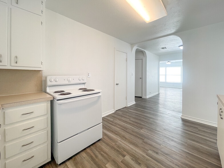 Building Photo - 701 N Barbara St