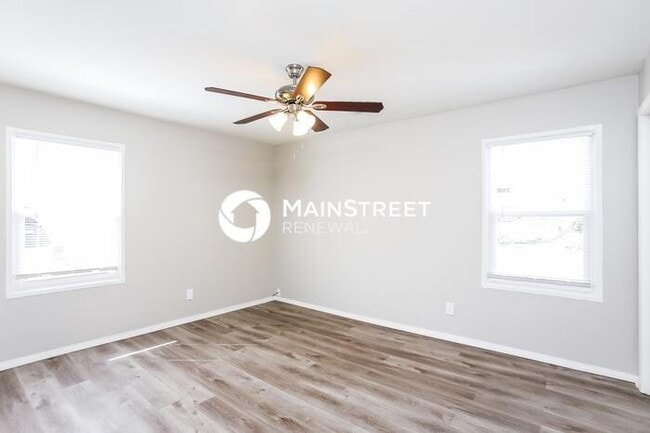 Building Photo - 4 Bedroom Pet-Friendly Home in INDEPENDENCE, MO with Main Street Renewal