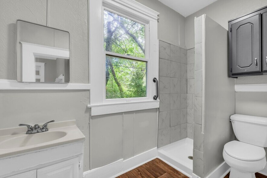 Building Photo - 625 8th St N