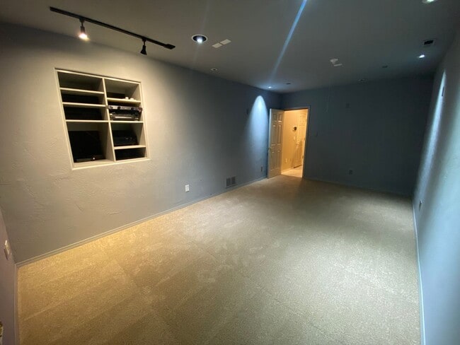 Building Photo - A gorgeous Eagle River home with views for...