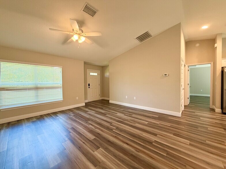 Building Photo - 210 Marion Oaks Ln