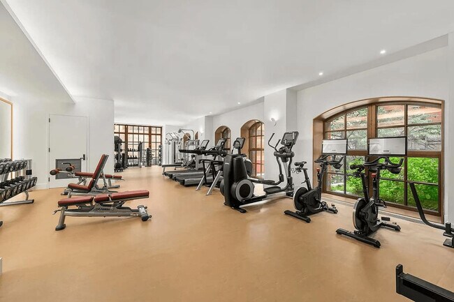 Building Photo - 100 Vandam St