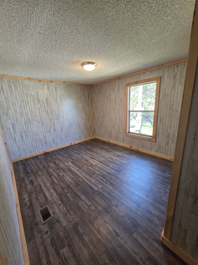 Building Photo - $1,500 - 2 Bedroom / 1 Bath Creekfront Park Model in Tatham Mountain Park