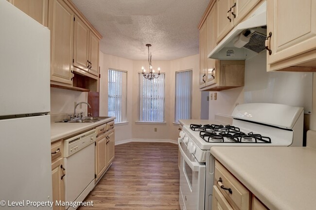 Building Photo - Spanish Fort Duplex Side B 2/1 with Bonus Room