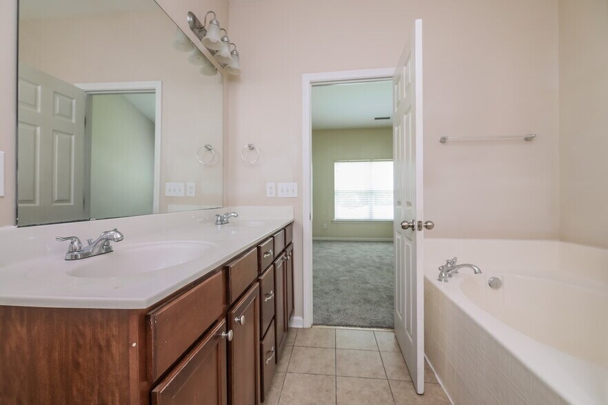 Building Photo - 731 Hunters Ridge Dr