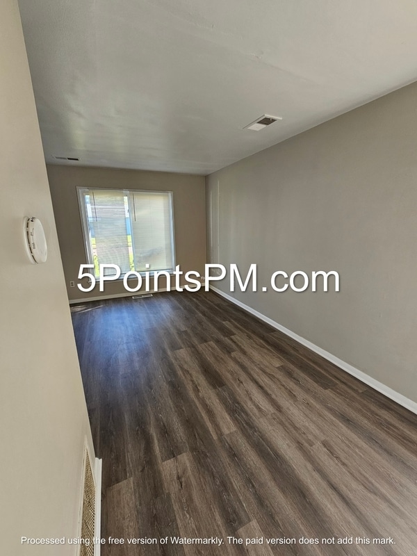 Building Photo - 4424 E 158th St
