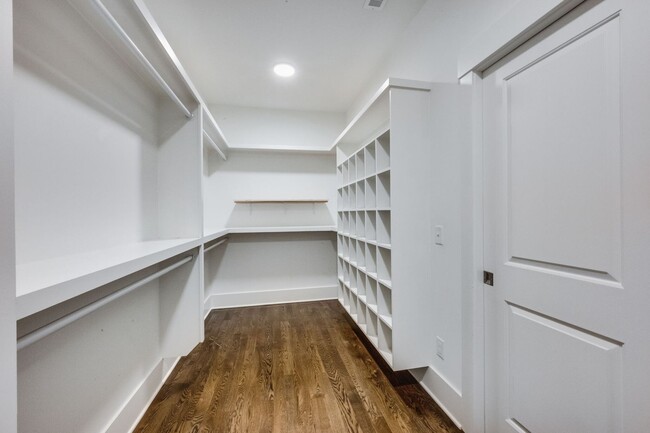 Building Photo - Lovely 3BE/3modern farmhouse is a sheer de...